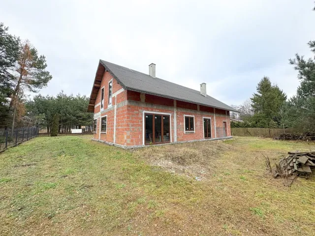 Spokojna przestrzeń z ogromnym potencjałem – dom na sprzedaż Wola Kazubowa, idealny dla osób marzących o własnym domu w zielonej, kameralnej okolicy.To propozycja dla tych, którzy chcą stworzyć nieruchomość dopasowaną do własnych potrzeb, z dala od miejskiego zgiełku, a jednocześnie z wygodnym dojazdem do miasta.